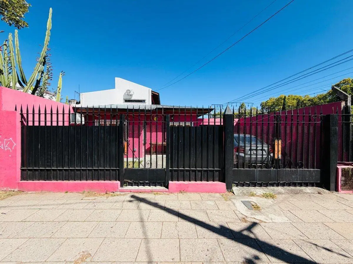 Casa de 6 ambientes con pileta venta Banfield 3