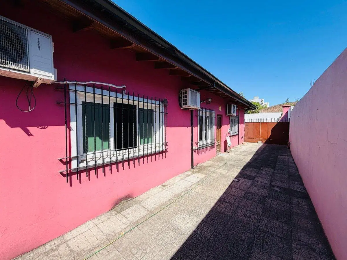 Casa de 6 ambientes con pileta venta Banfield 5