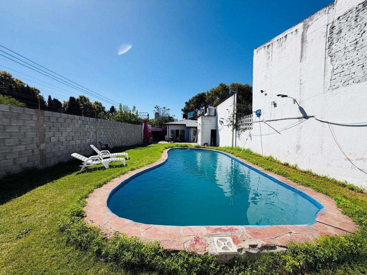 Foto de Casa de 6 ambientes con pileta venta Banfield, imagen 4