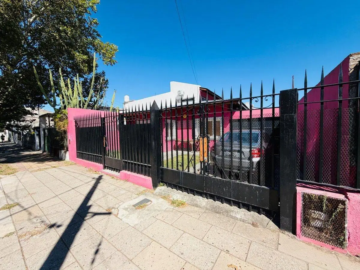 Casa de 6 ambientes con pileta venta Banfield 1