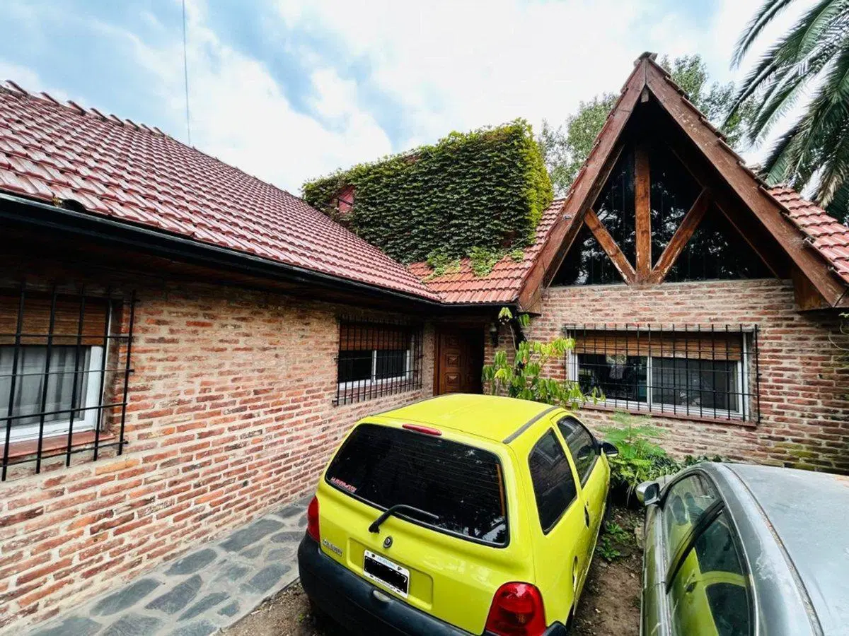 Casa 5 ambientes con amplio jardin venta Burzaco 1