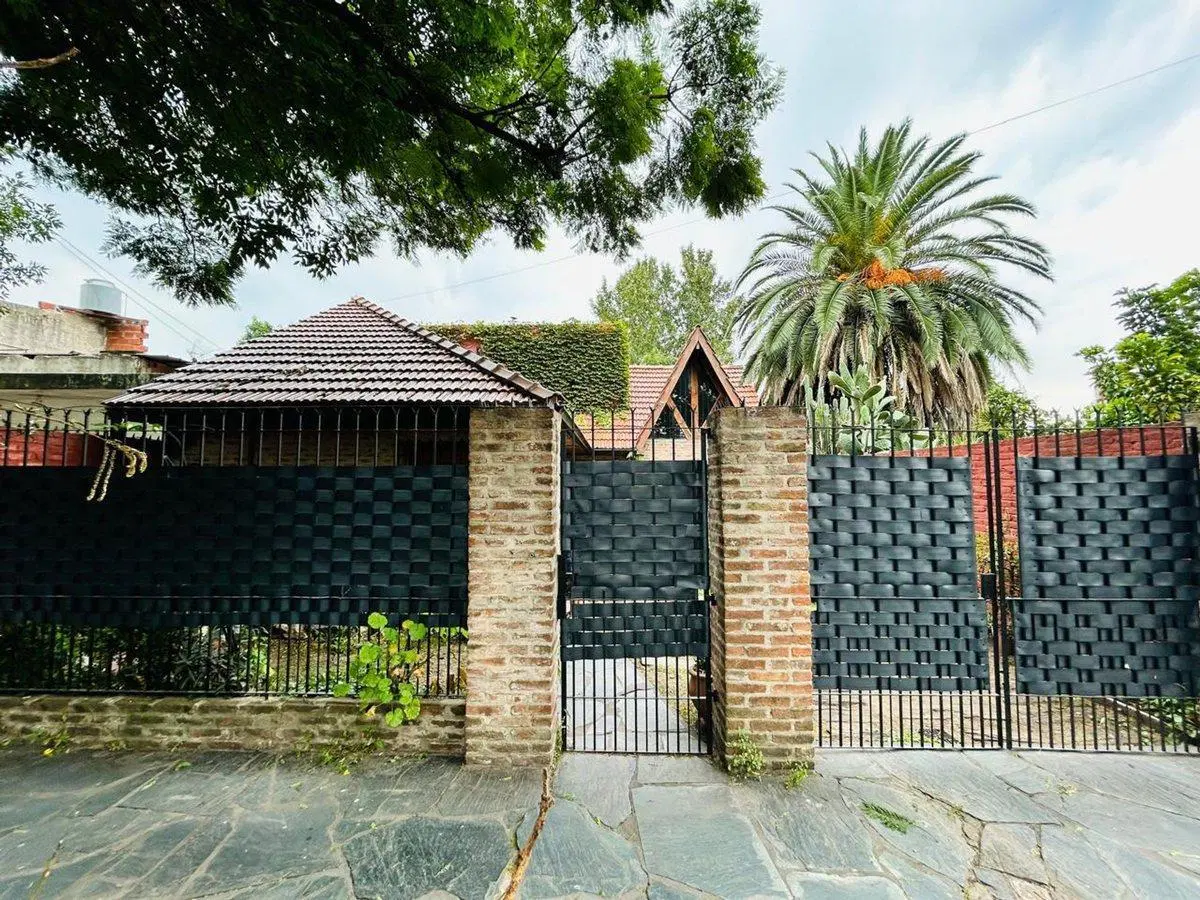 Casa 5 ambientes con amplio jardin venta Burzaco 2