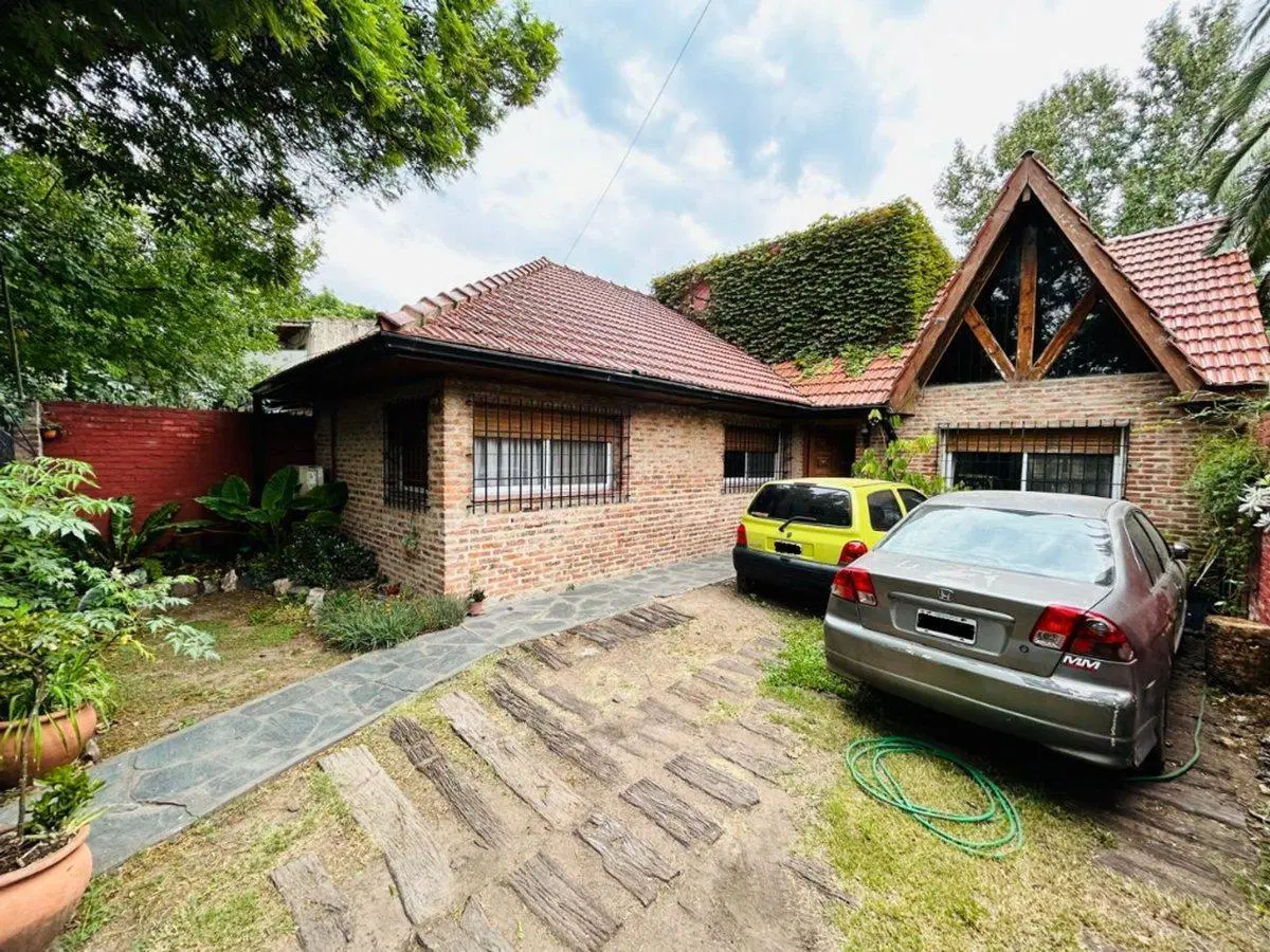 Casa 5 ambientes con amplio jardin venta Burzaco 3