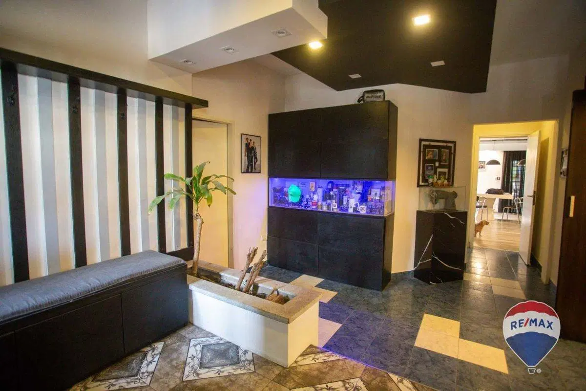 VENTA CASA 5 AMBIENTES ADROGUE QUINCHO Y PILETA 2