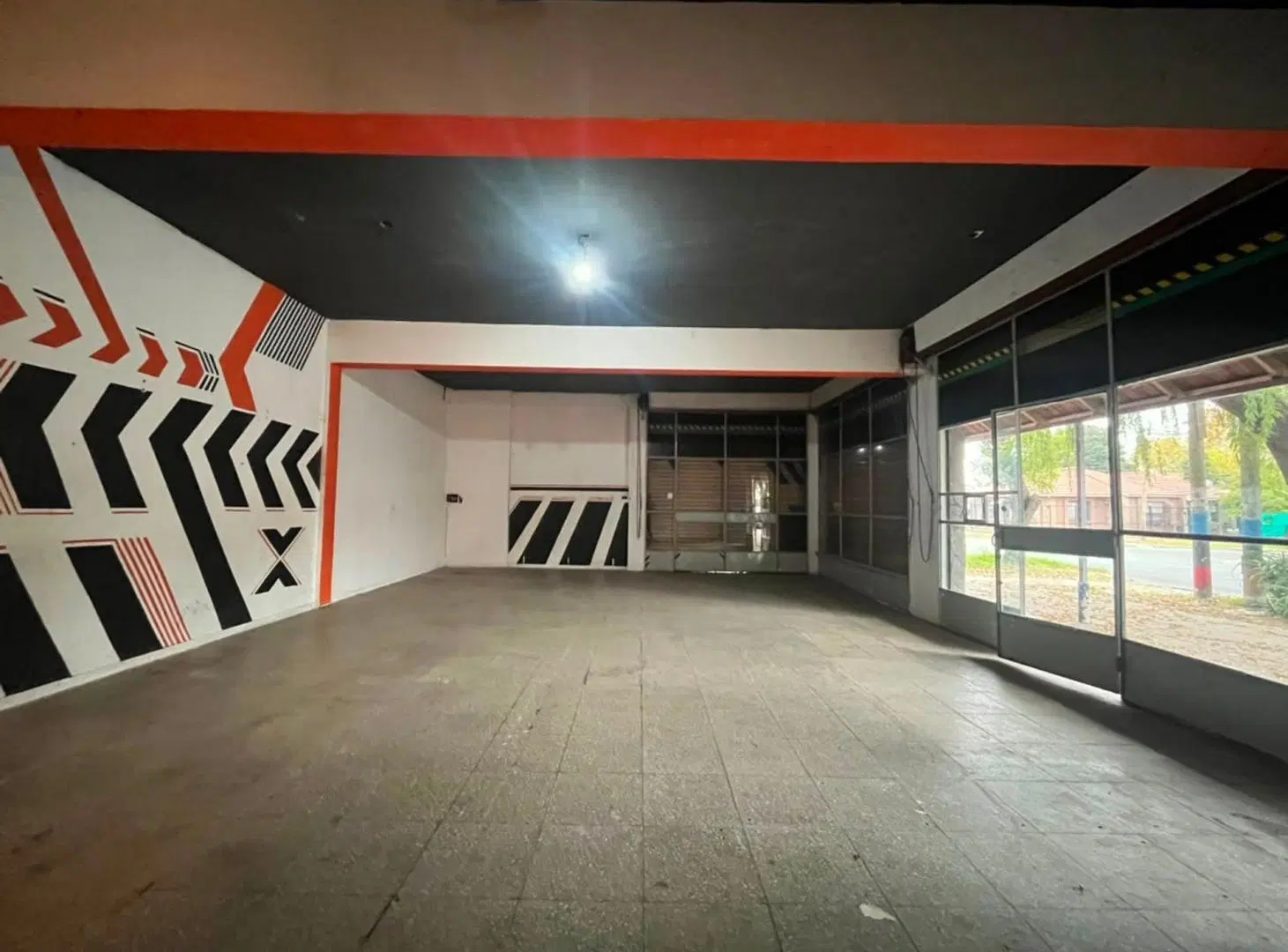 VENTA LOCAL COMERCIAL EN ZONA TRANSITADA BURZACO 4