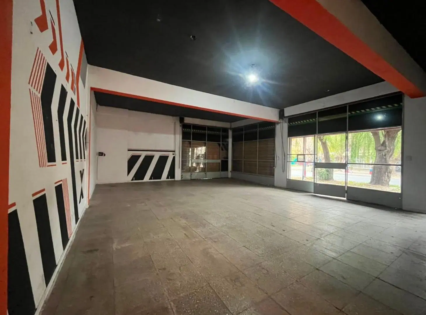 VENTA LOCAL COMERCIAL EN ZONA TRANSITADA BURZACO 3