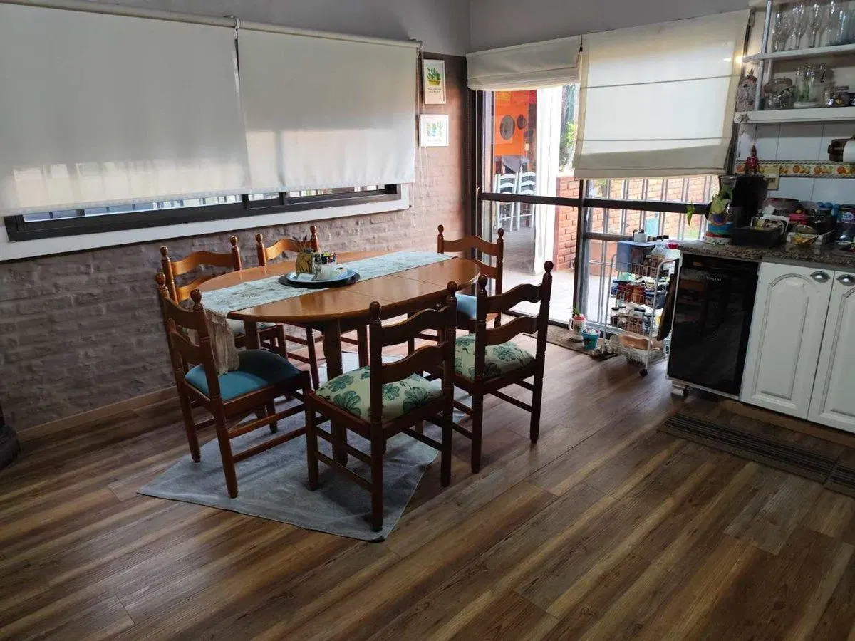 VENTA CASA 3 AMBIENTES EN BURZACO CON PILETA 5