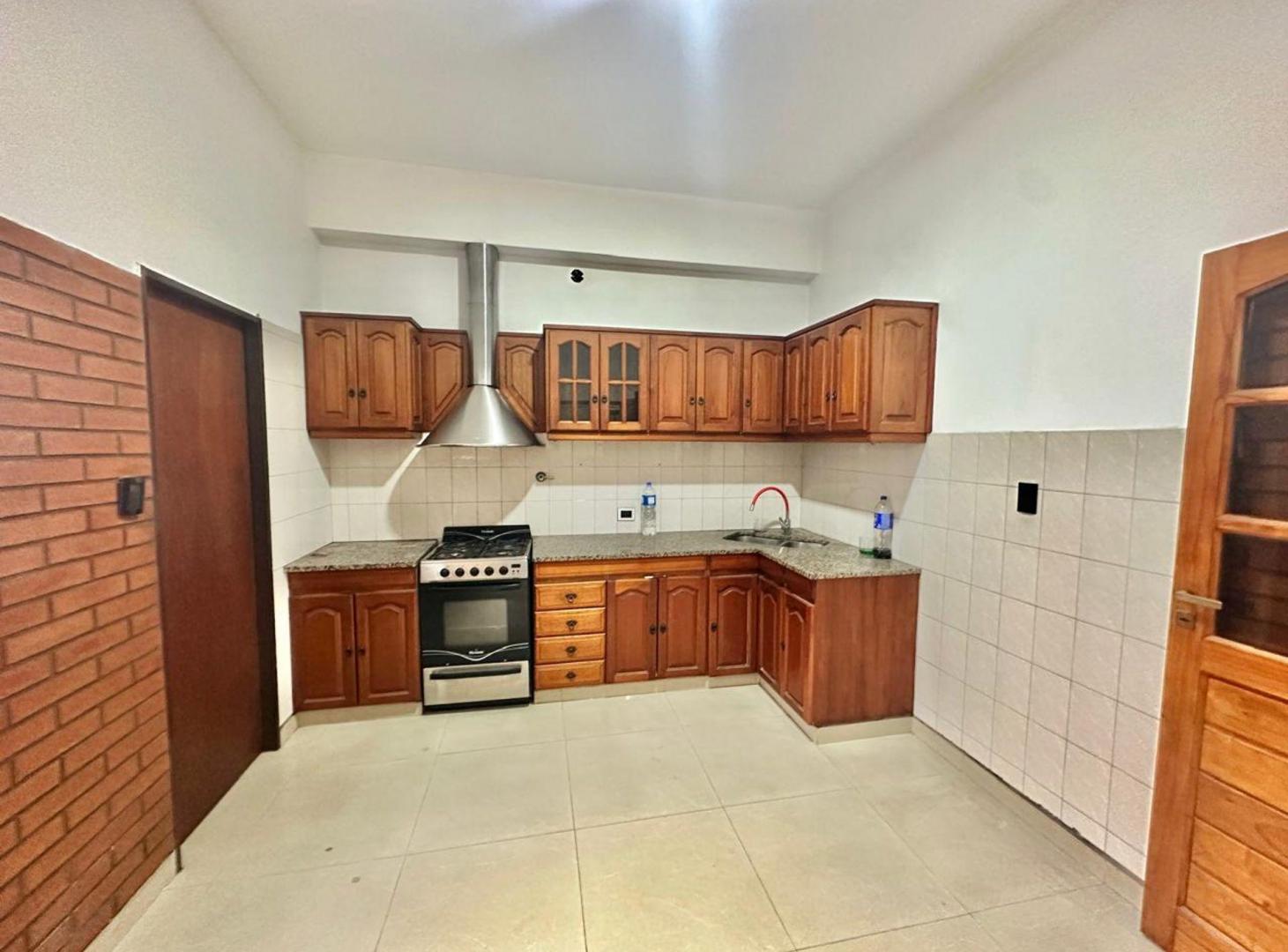 Foto de Venta casa 4 ambientes con jardín y pileta Solano, imagen 1