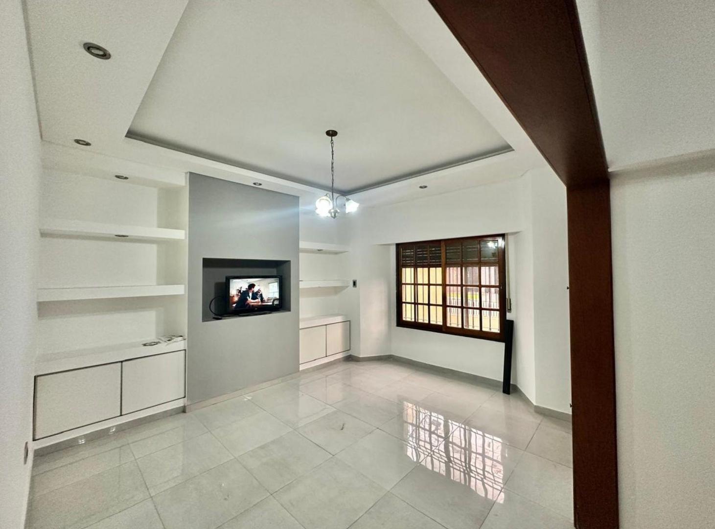 Venta casa 4 ambientes con jardín y pileta Solano