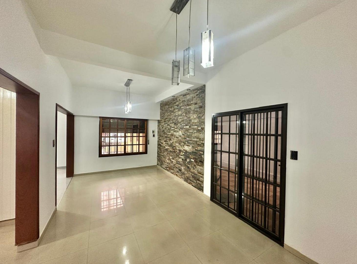 Foto de Venta casa 4 ambientes con jardín y pileta Solano, imagen 4