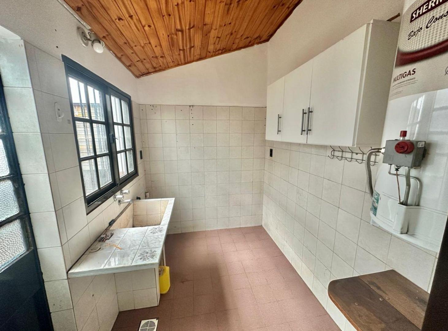 Foto de Venta casa 4 ambientes con jardín y pileta Solano, imagen 3