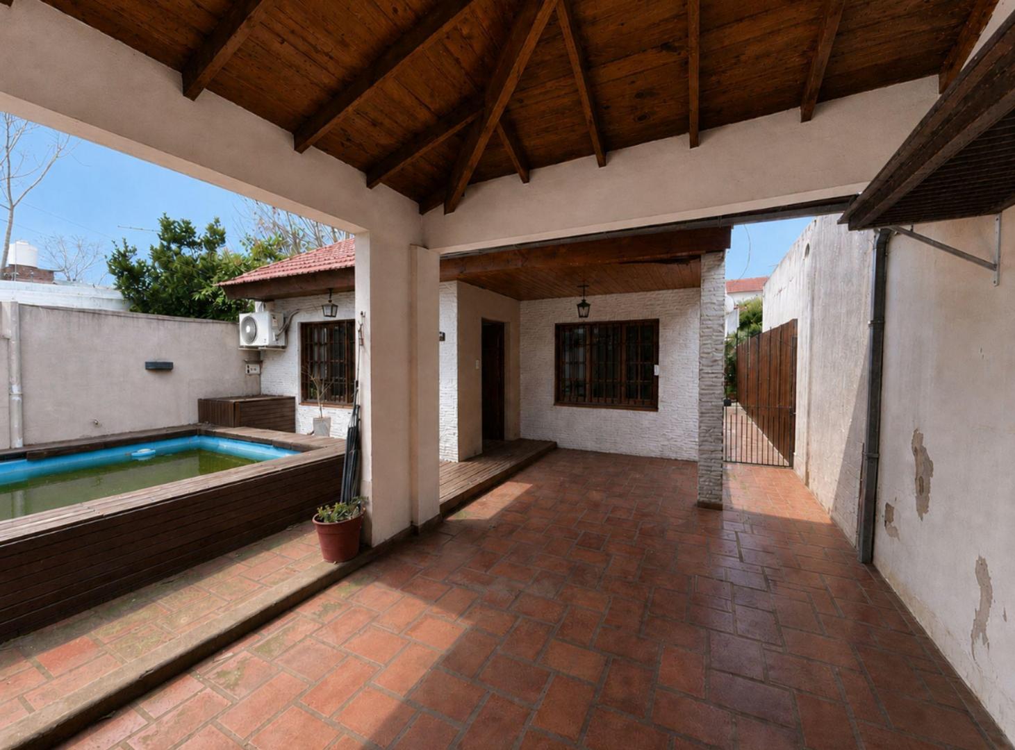 Foto de Casa de 5 ambientes en venta en Banfield c/ pileta, imagen 1