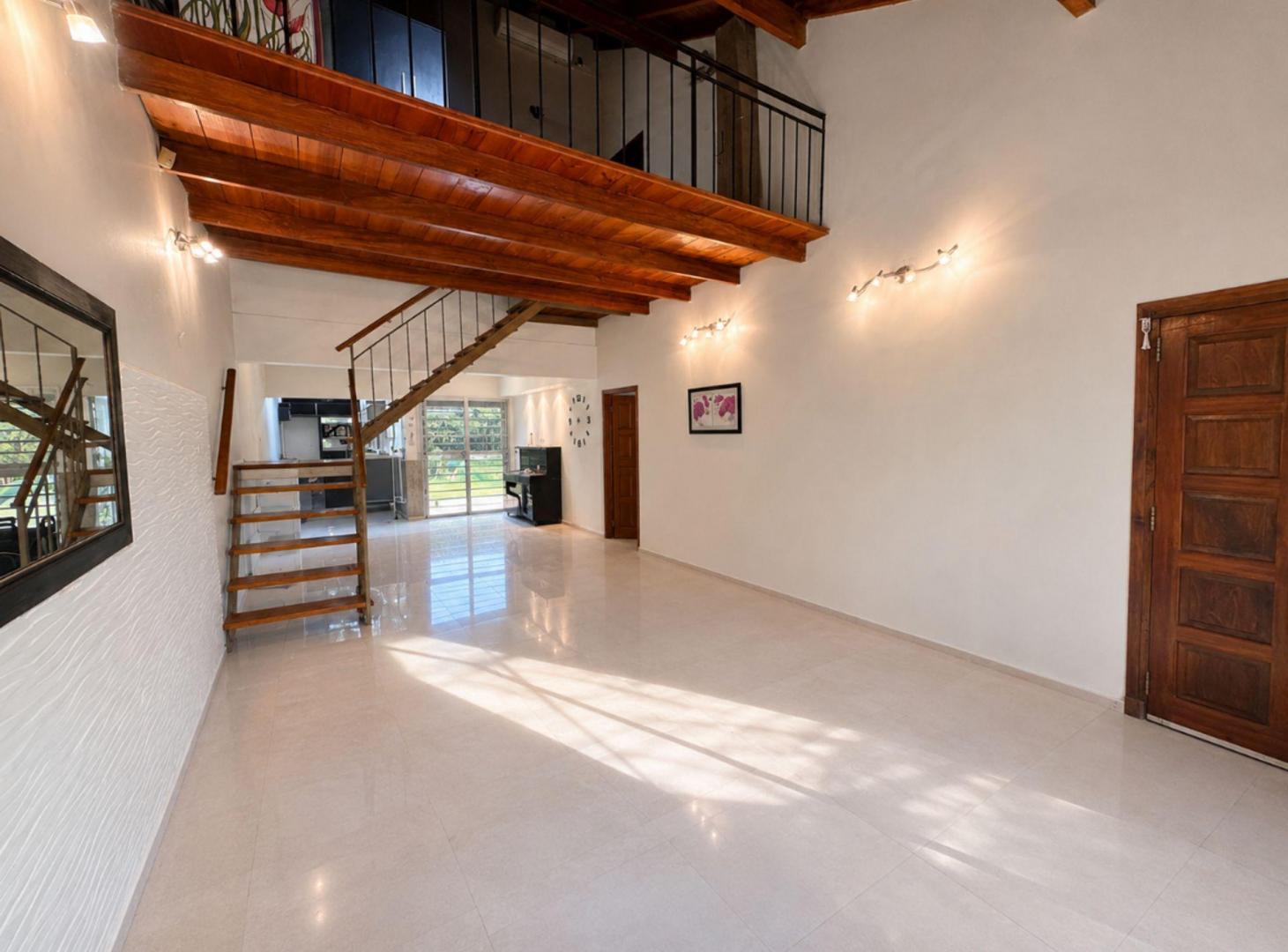 Foto de Casa de 5 ambientes en venta en Banfield c/ pileta, imagen 3