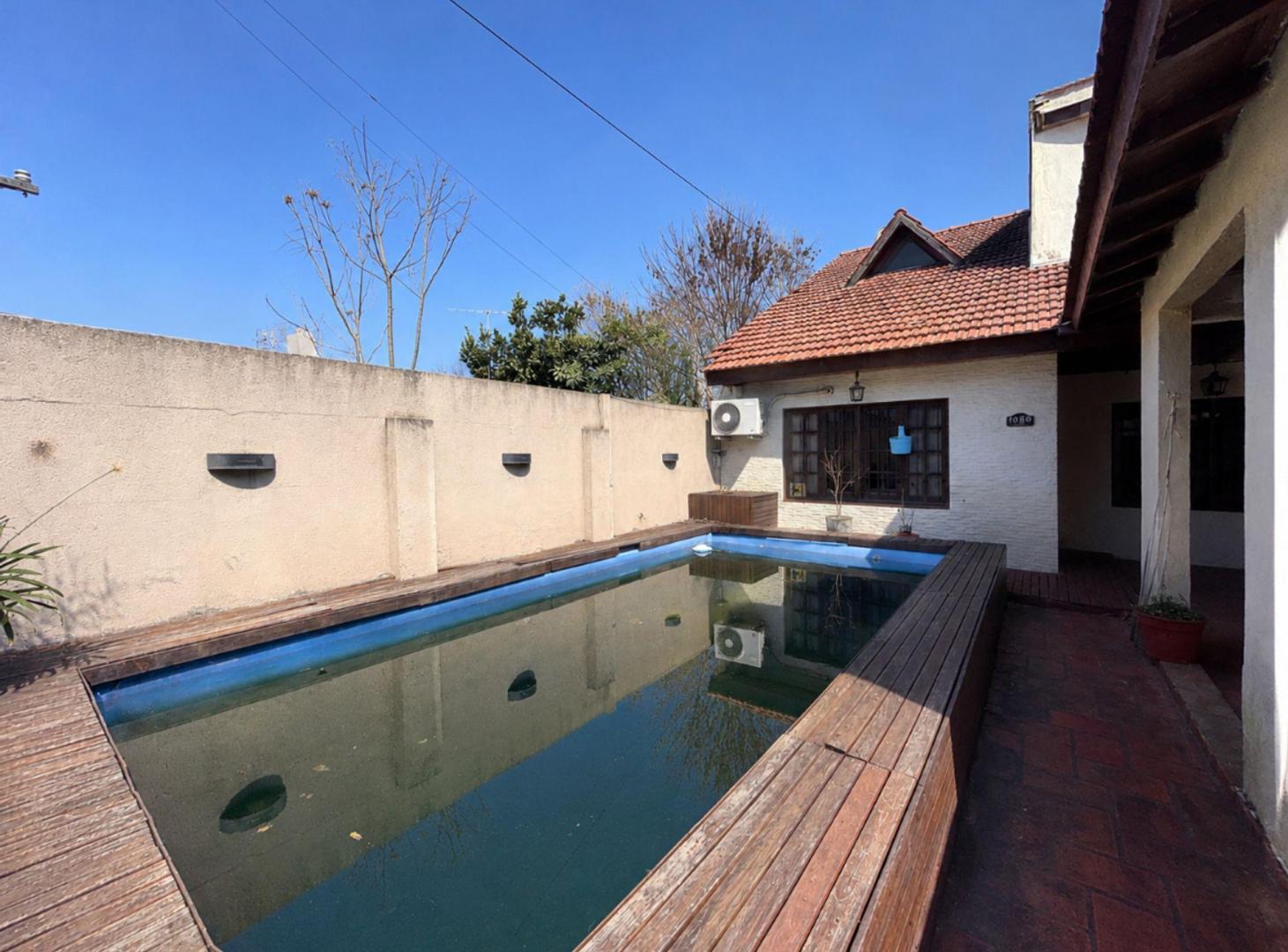 Foto de Casa de 5 ambientes en venta en Banfield c/ pileta, imagen 2