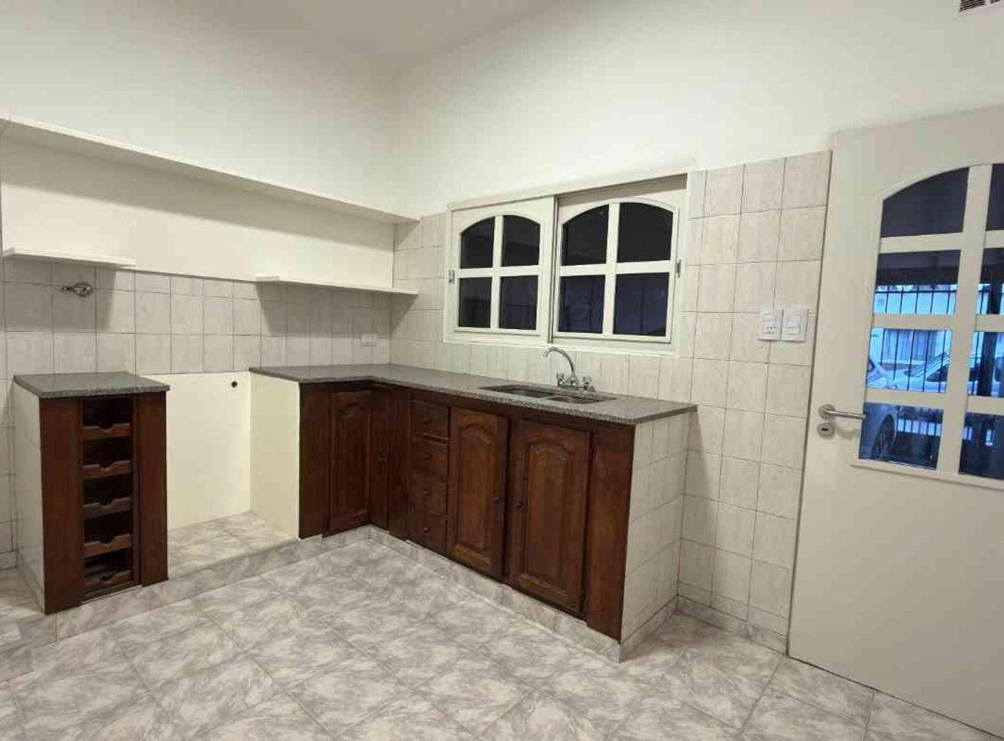 Foto de CASA EN VENTA 3 AMB CON COCHERA Y PATIO BANFIELD, imagen 5