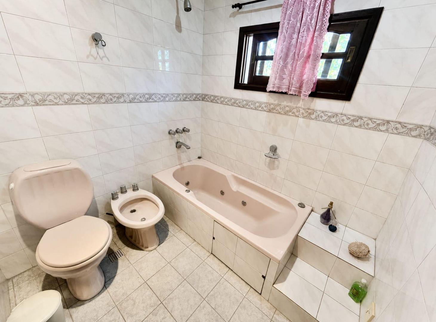 Foto de Casa 5 ambientes en Venta Banfield con patio, imagen 4
