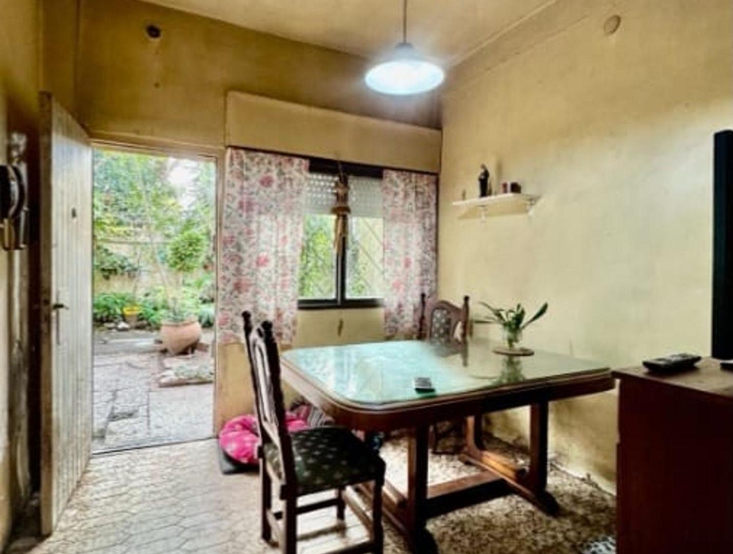 Foto de Casa 5 ambientes en Venta Banfield con patio, imagen 3
