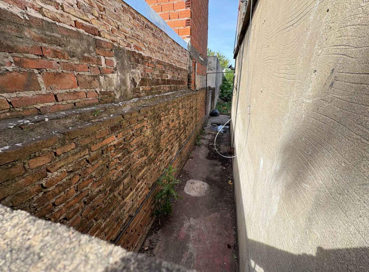 Foto de VENTA CASA 3 AMBIENTES BANFIELD A RECICLAR, imagen 3