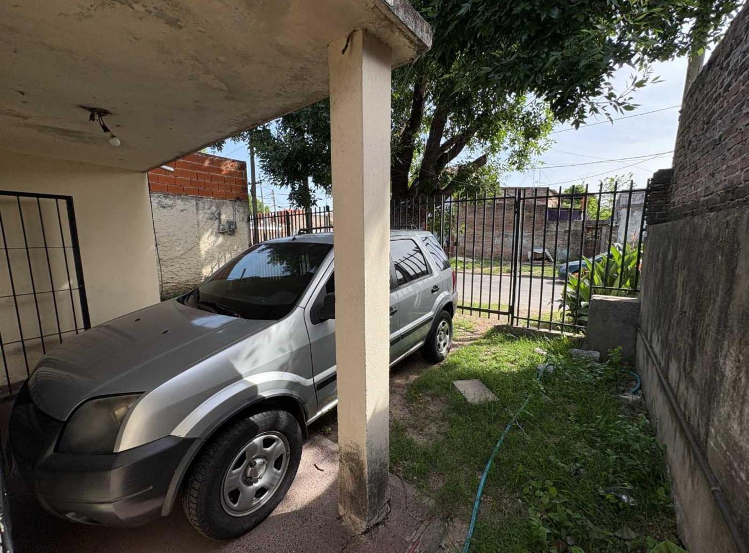 Foto de VENTA CASA 3 AMBIENTES BANFIELD A RECICLAR, imagen 2