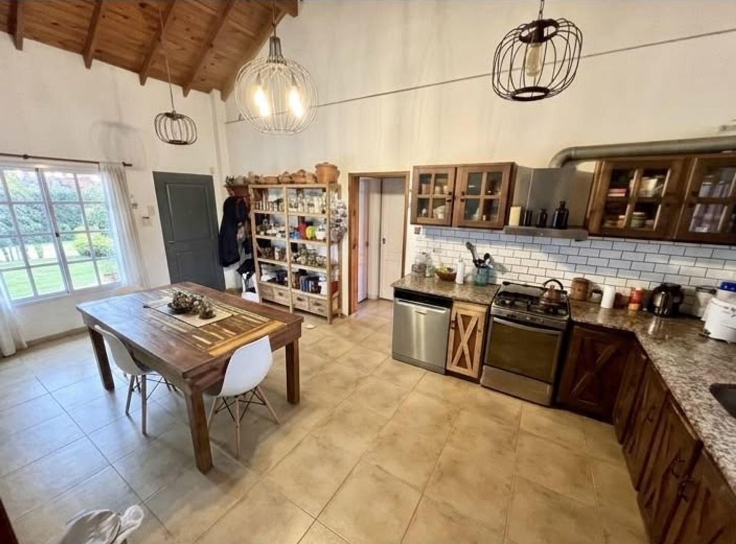 Foto de CASA 5 AMB EN VENTA CON PILETA LOMAS DE ZAMORA, imagen 1