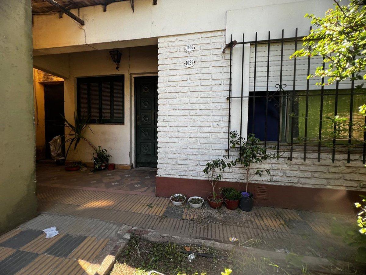 Foto de LOCAL VENTA MAS CASA DE 3 AMBIENTES AMPLIO LOTE, imagen 3