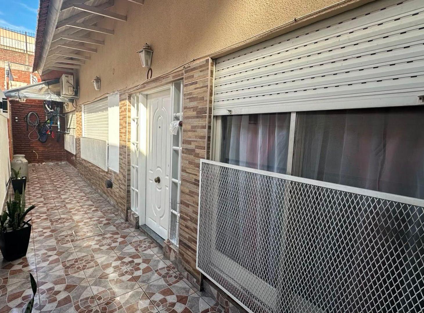 Foto de VENTA PH 3 AMB C/TERRAZA Y QUINCHO LANUS OESTE, imagen 5