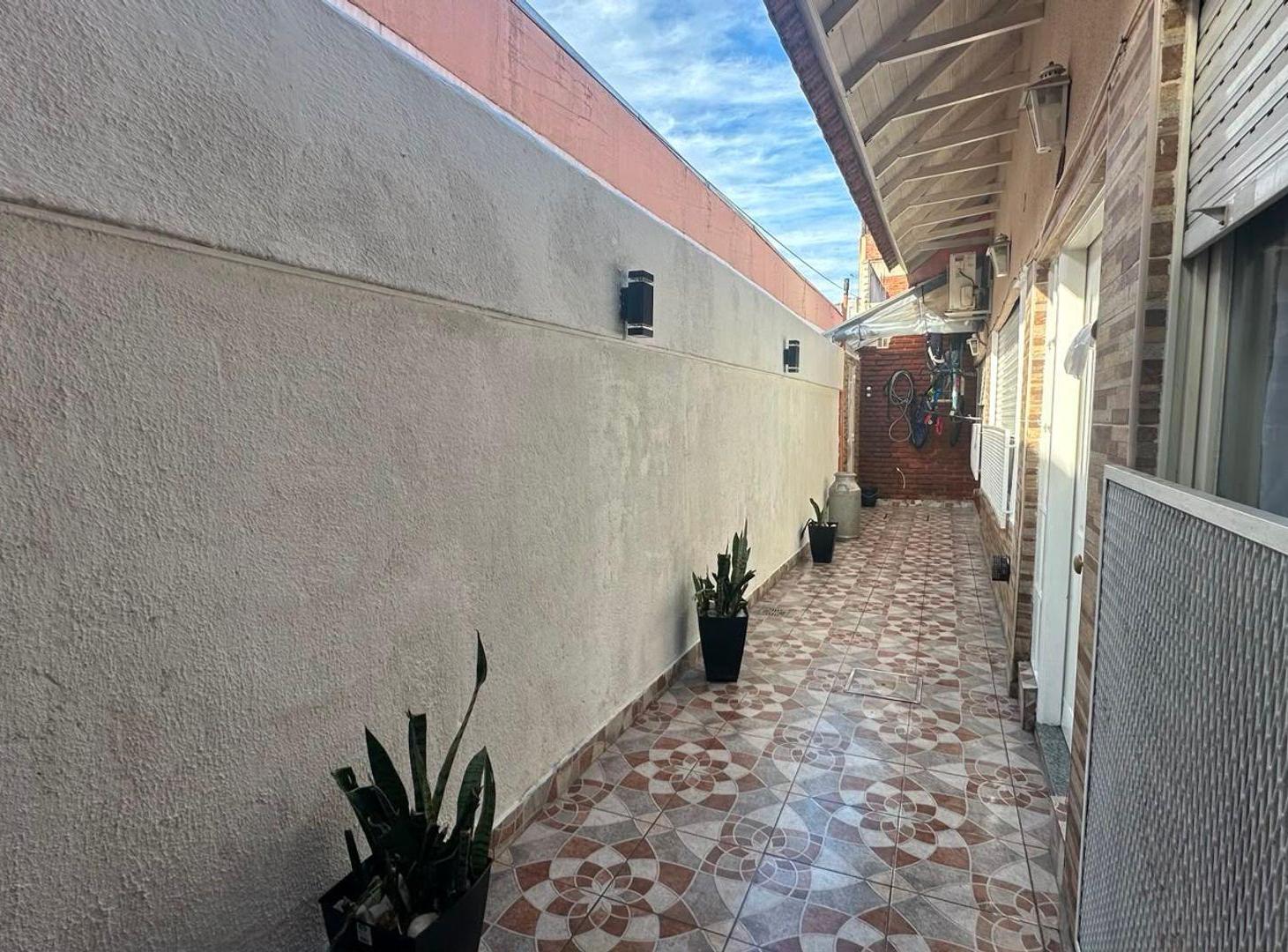 Foto de VENTA PH 3 AMB C/TERRAZA Y QUINCHO LANUS OESTE, imagen 3
