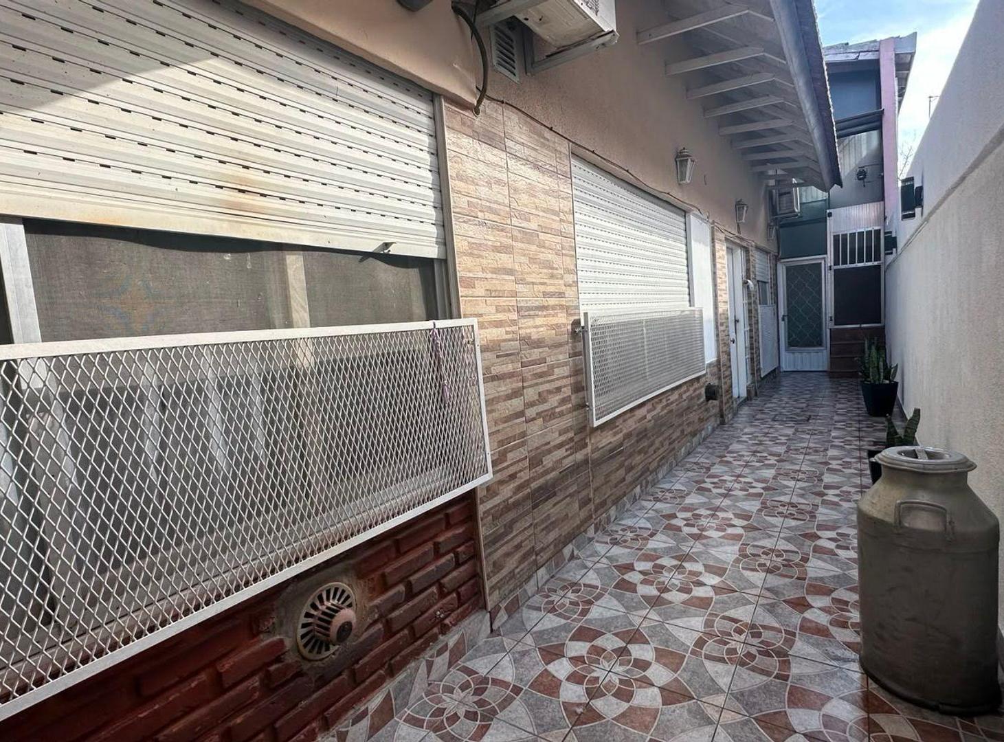 Foto de VENTA PH 3 AMB C/TERRAZA Y QUINCHO LANUS OESTE, imagen 1