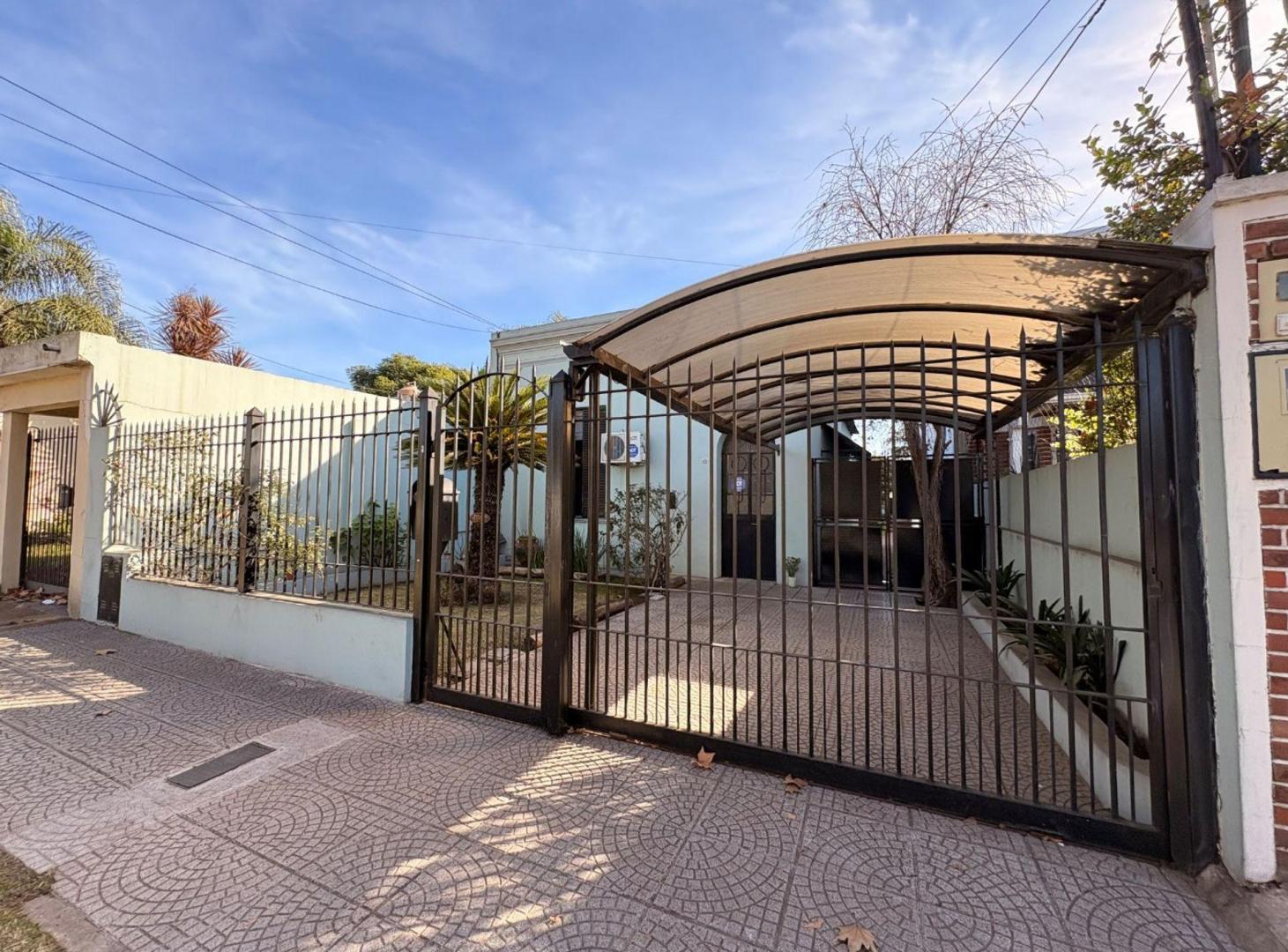 Foto de CASA EN VENTA 4 AMB C/450 M2 DE LOTE ADROGUÉ, imagen 1