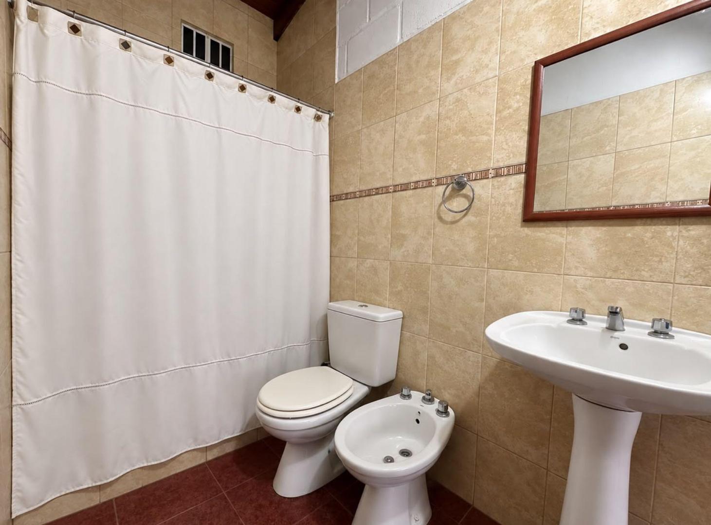 Foto de CASA 3 AMBIENTES EN VENTA EN BURZACO CON PILETA, imagen 3