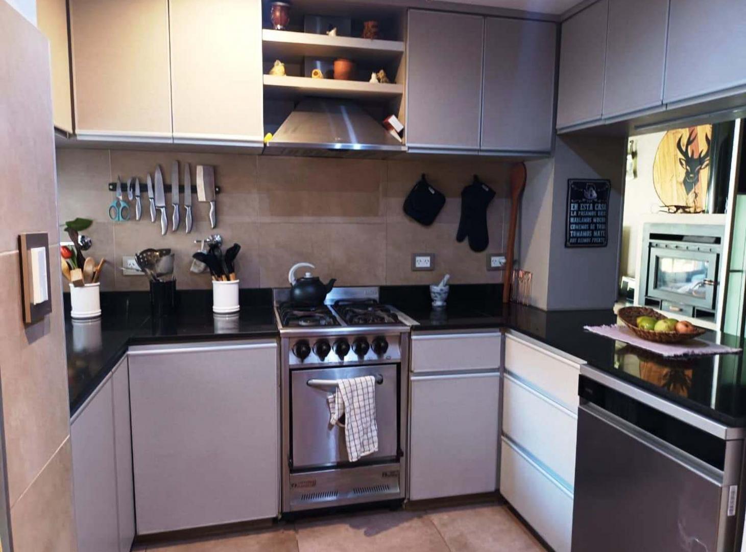 Foto de CASA 4 AMBIENTES EN VENTA BURZACO CON JARDIN, imagen 5