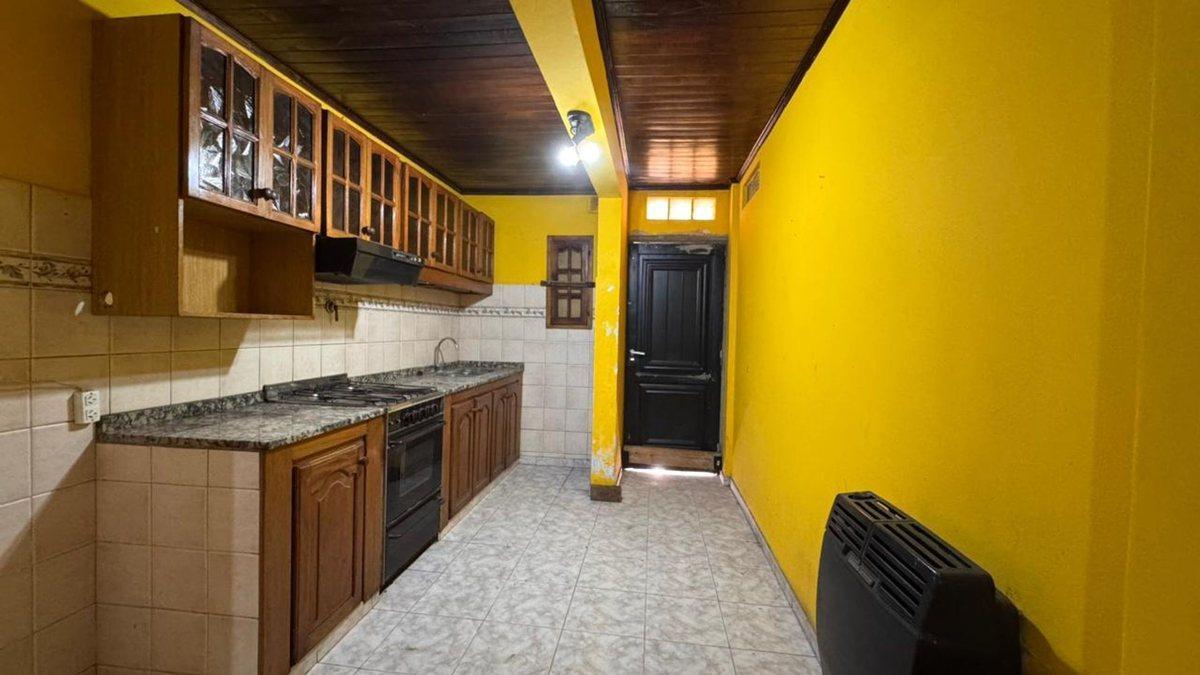 Foto de CASA 4 AMBIENTES VENTA BURZACO CON QUINCHO, GARAJE, imagen 4