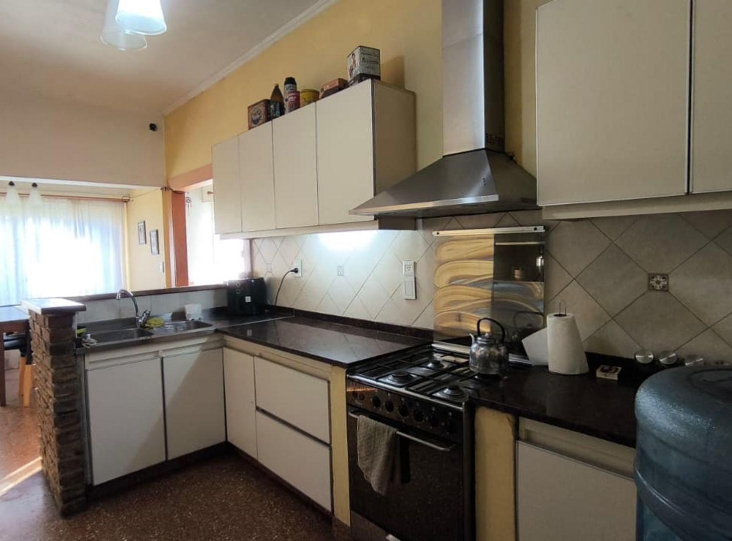 Foto de CASA 3 DORMITORIOS CON COCHERA Y PATIO EN BURZACO, imagen 4