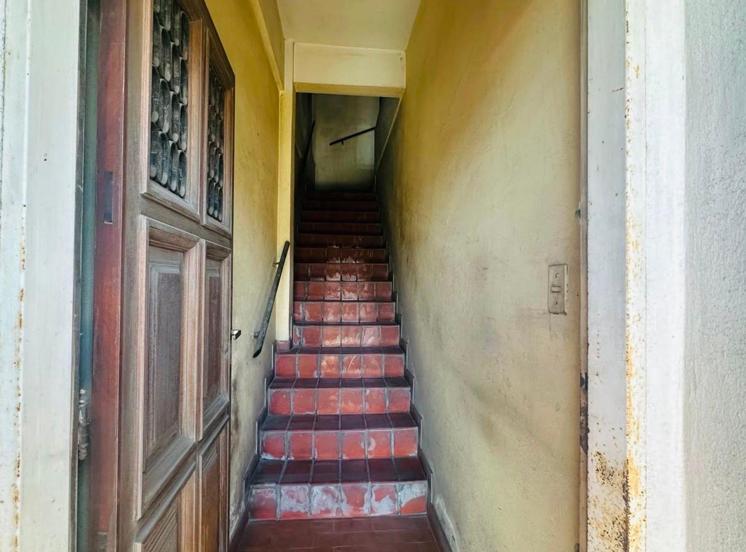 Foto de VENTA PH+3 LOCALES SOBRE AV. HIPOLITO YRIGOYEN, imagen 3