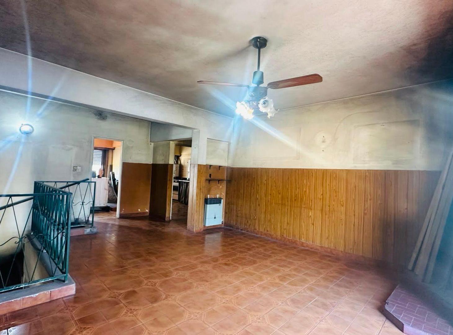 Foto de VENTA PH+3 LOCALES SOBRE AV. HIPOLITO YRIGOYEN, imagen 1