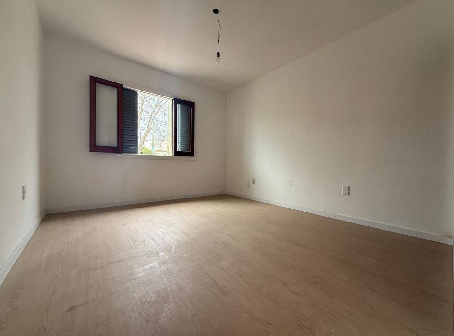 Foto de casa 4 amb en venta Llavallol con parque y cochera, imagen 5