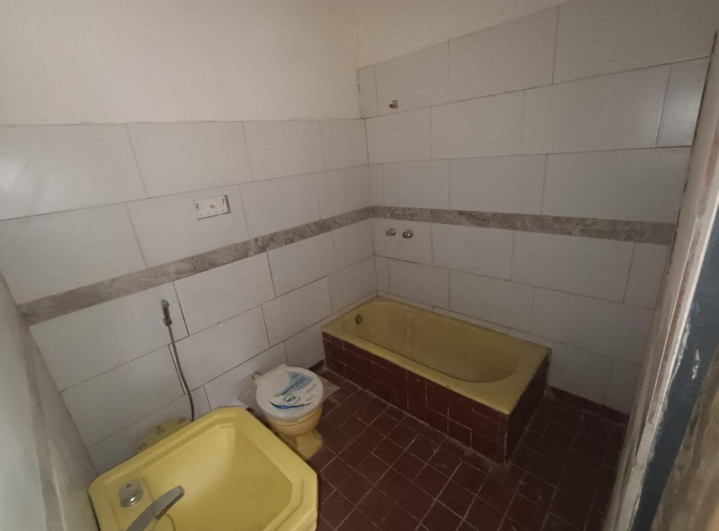 Foto de PH EN VENTA 5 AMBIENTES A REFACCIONAR LOMAS CENTRO, imagen 4