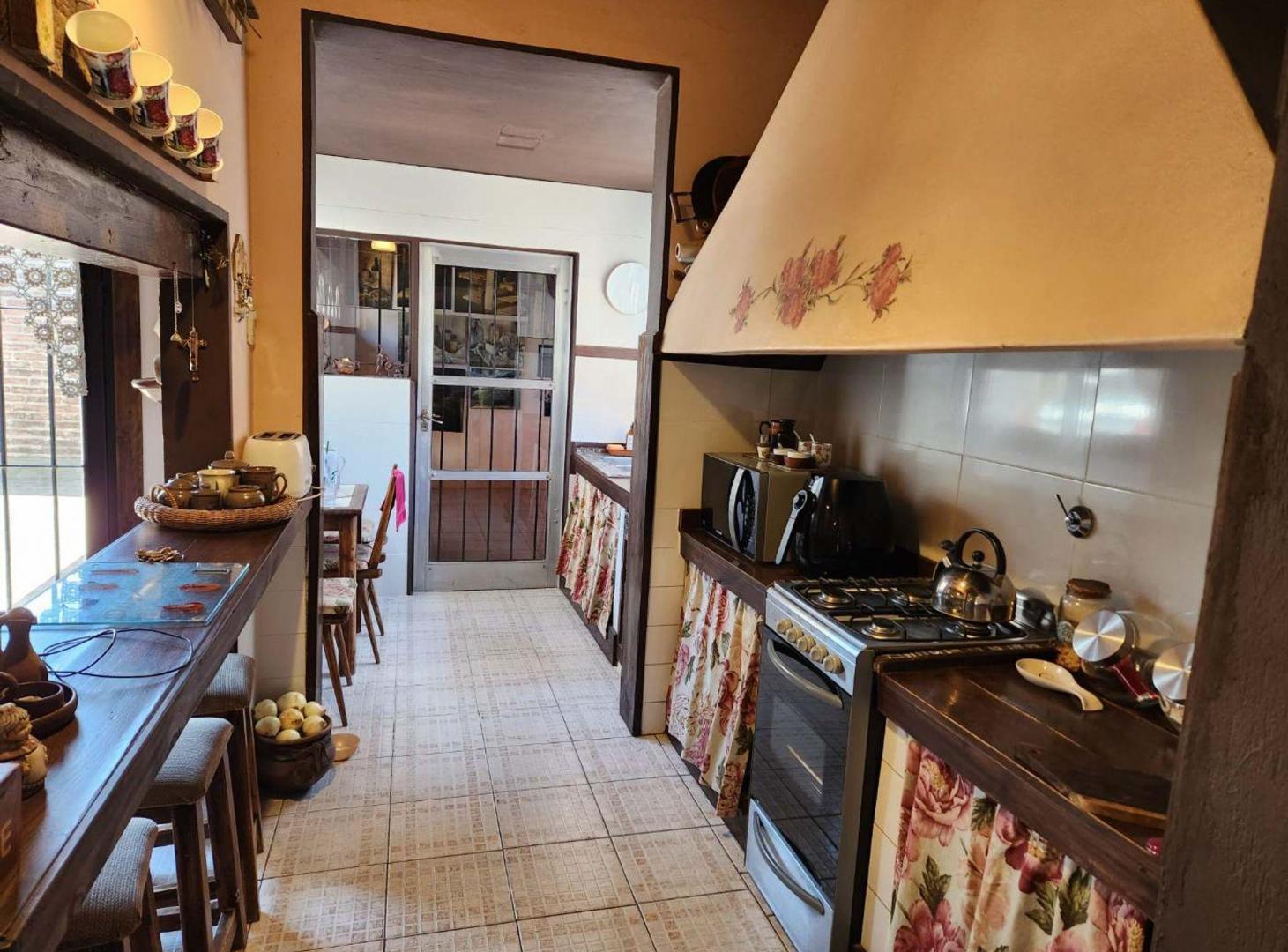 Foto de VENTA CASA 4 AMBIENTES CN PATIO Y COCHERA LAVALLOL, imagen 2