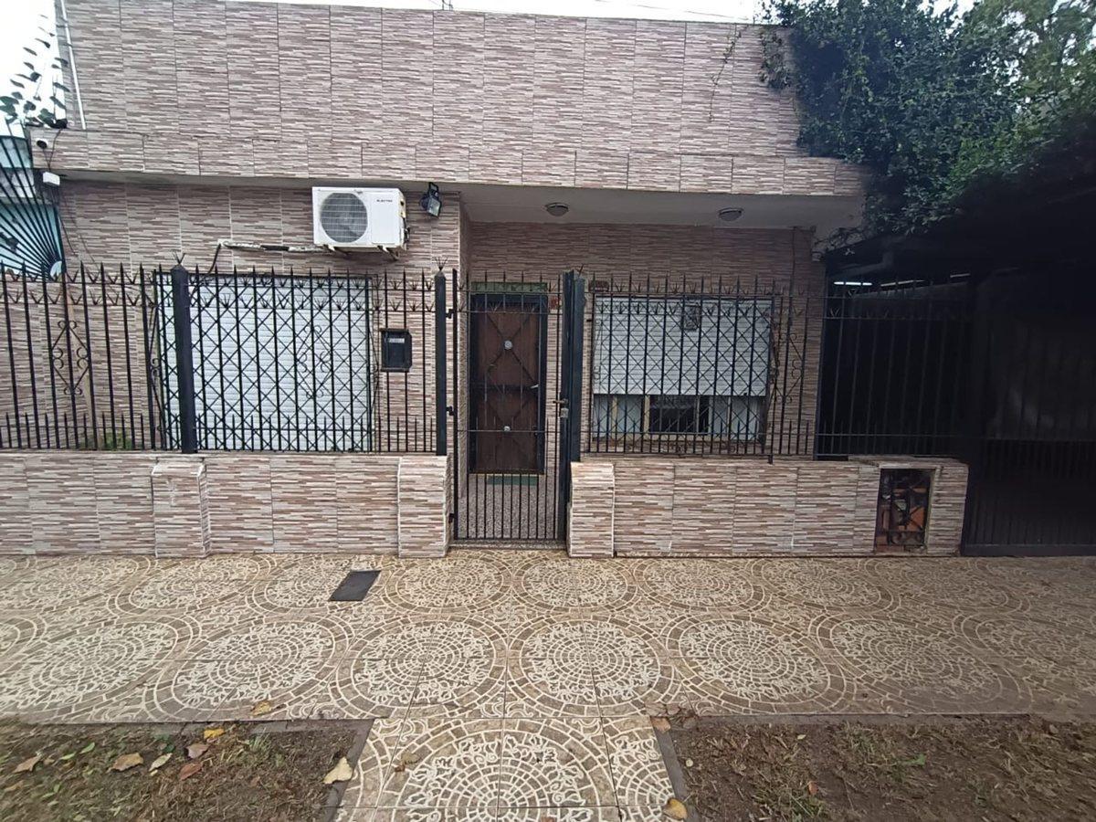 Foto de VENTA CASA 4 AMBIENTES CON COCHERA TEMPERLEY, imagen 3