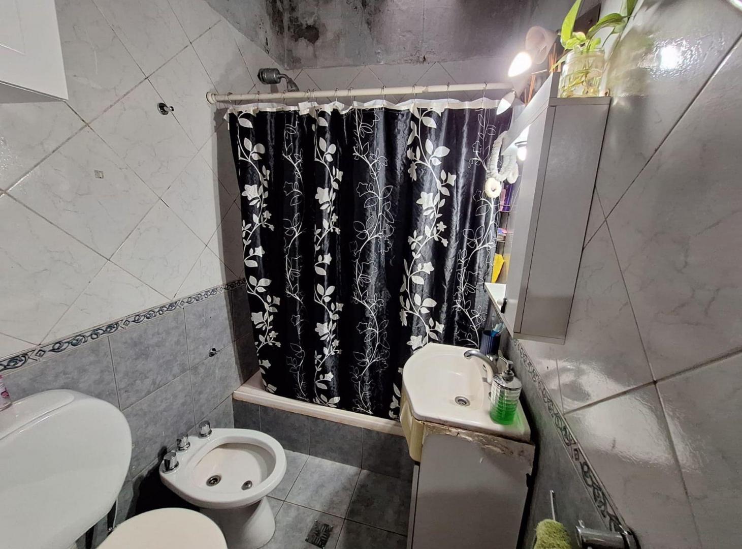 Foto de CASA 3 AMBIENTES VENTA CON JARDIN BANFIELD, imagen 1