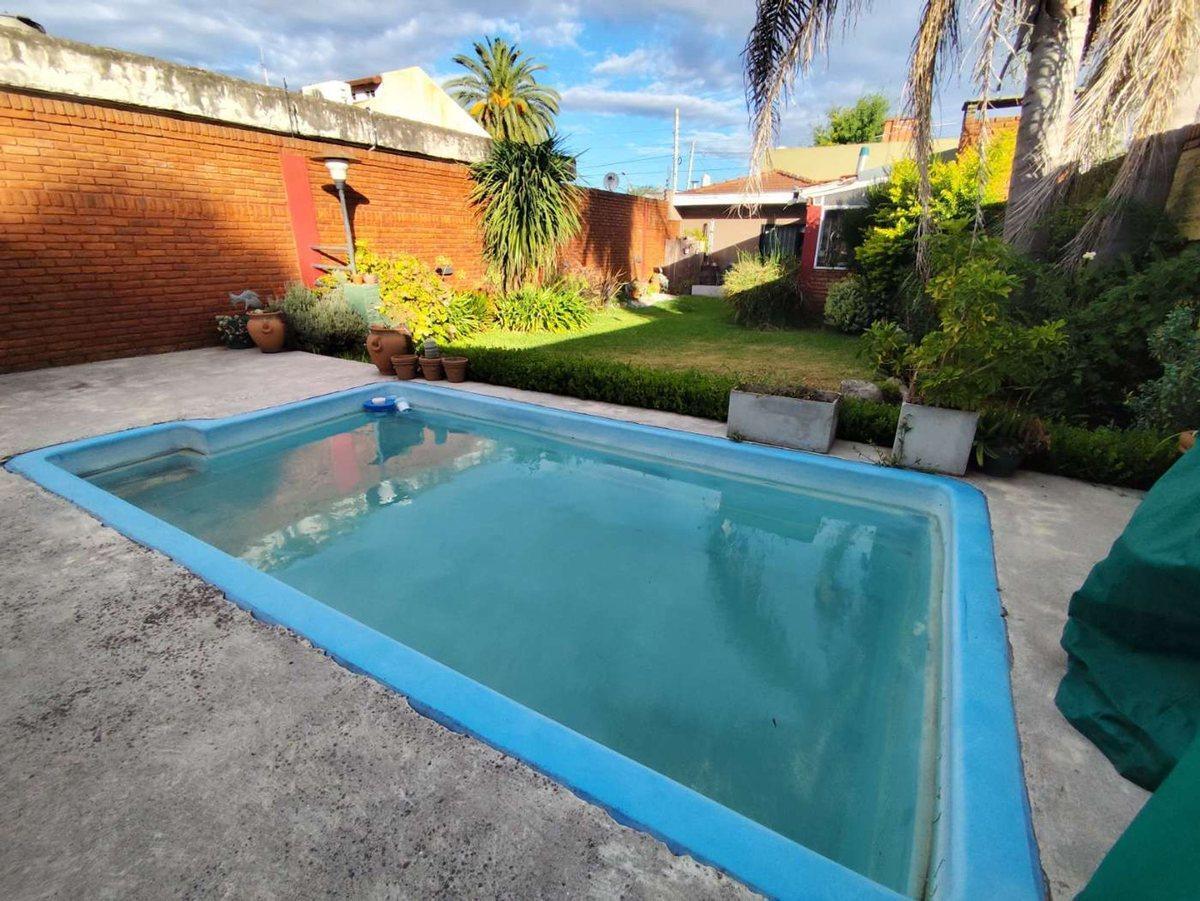 Foto de VENTA CASA 3 AMBIENTES EN BURZACO CON PILETA, imagen 1