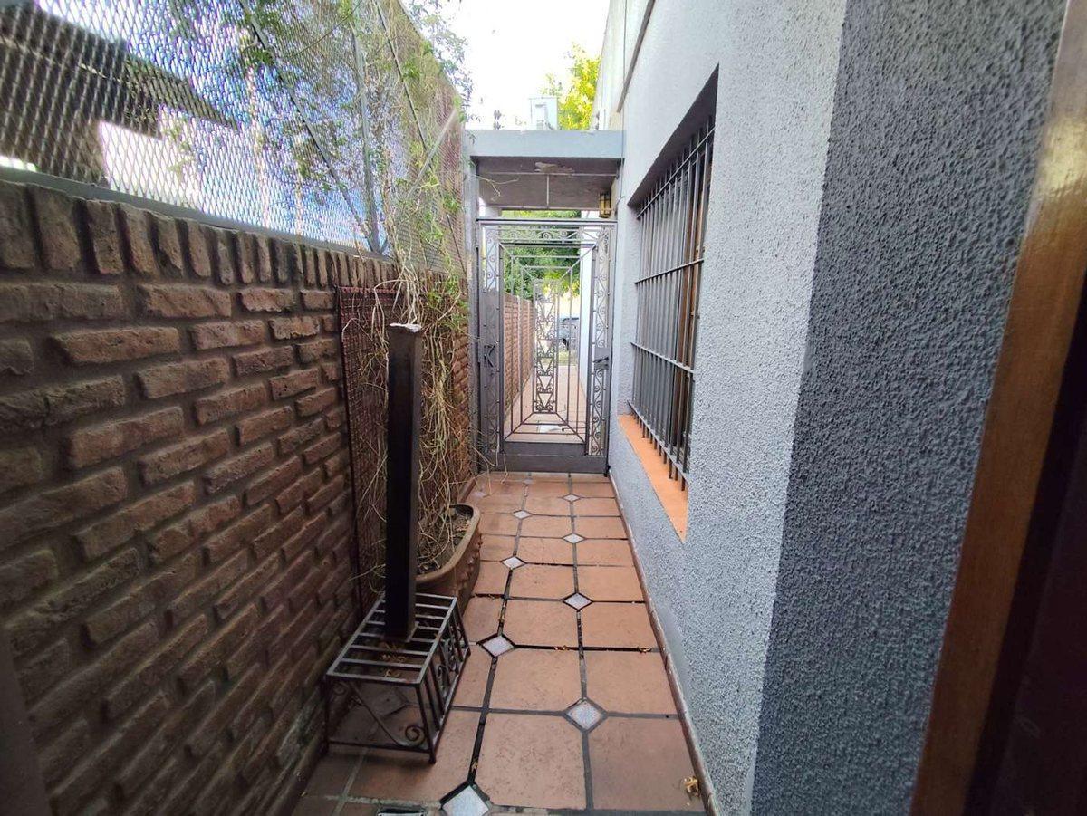 Foto de VENTA CASA 3 AMBIENTES EN BURZACO CON PILETA, imagen 5