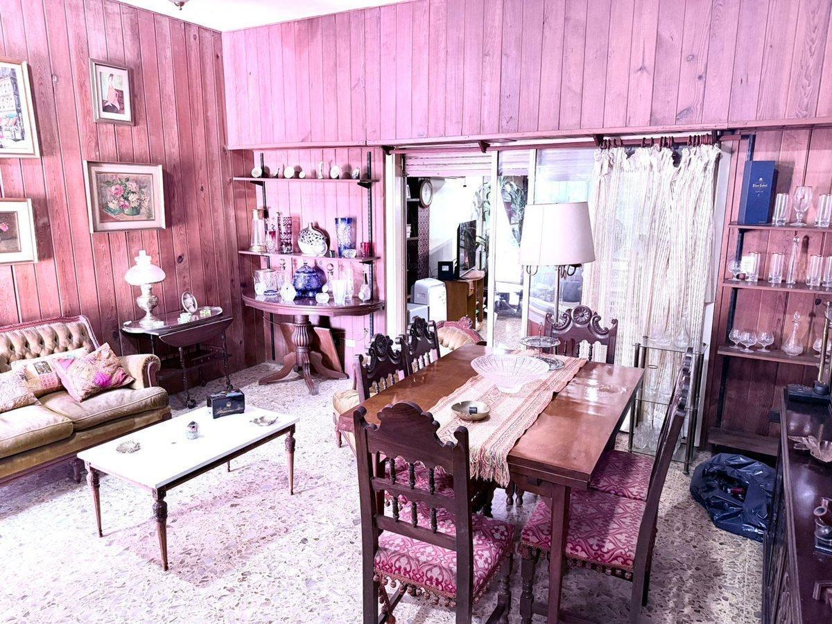 Foto de Casa de 5 ambientes en Venta en Quilmes c/ pileta, imagen 2