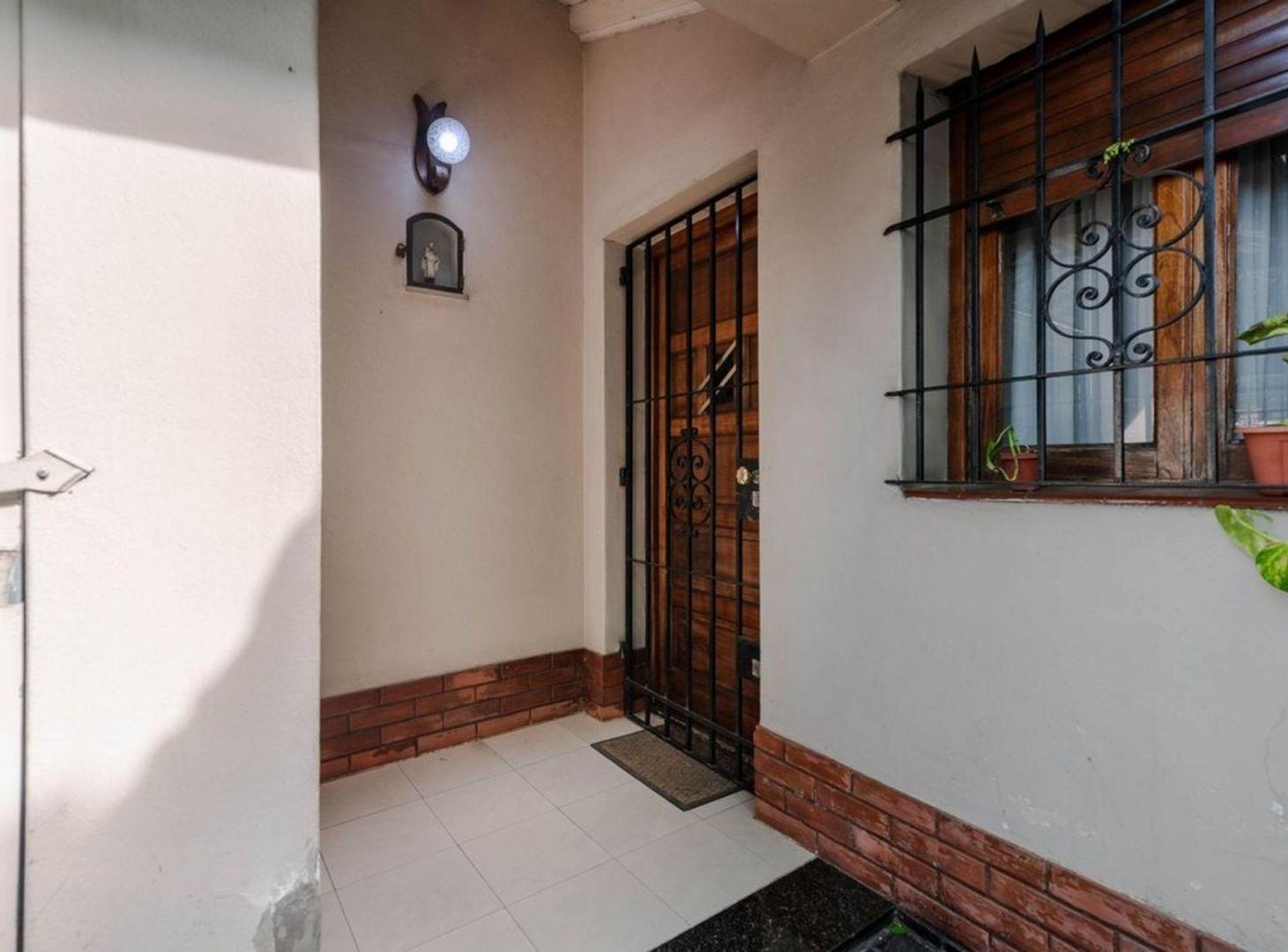 Foto de VENTA CASA 5 AMB CON PILETA Y PARQUE EN TEMPRLEY, imagen 1