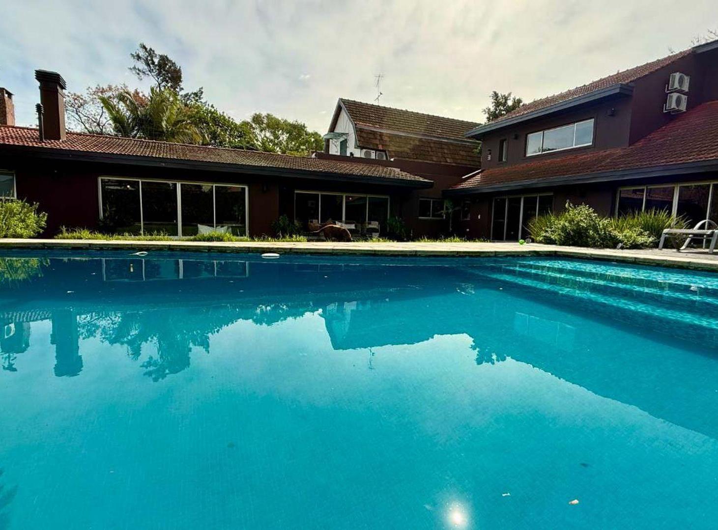 Foto de CASA EN VENTA EN ADROGUE CON PILETA, imagen 2