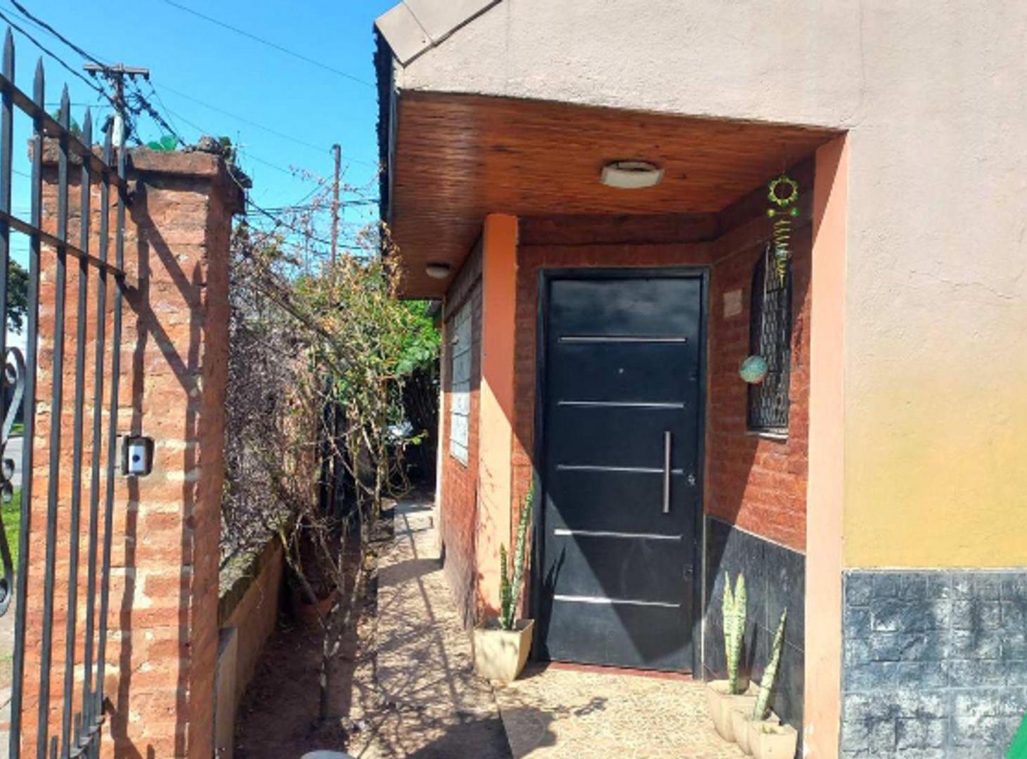 Foto de CASA 3 AMBIENTES COCHERA Y JARDIN VENTA BURZACO, imagen 4