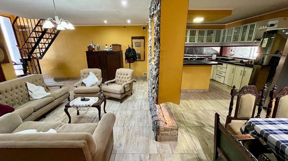 Foto de CASA CINCO AMBIENTES EN VENTA TEMPERLEY CON JARDIN, imagen 5