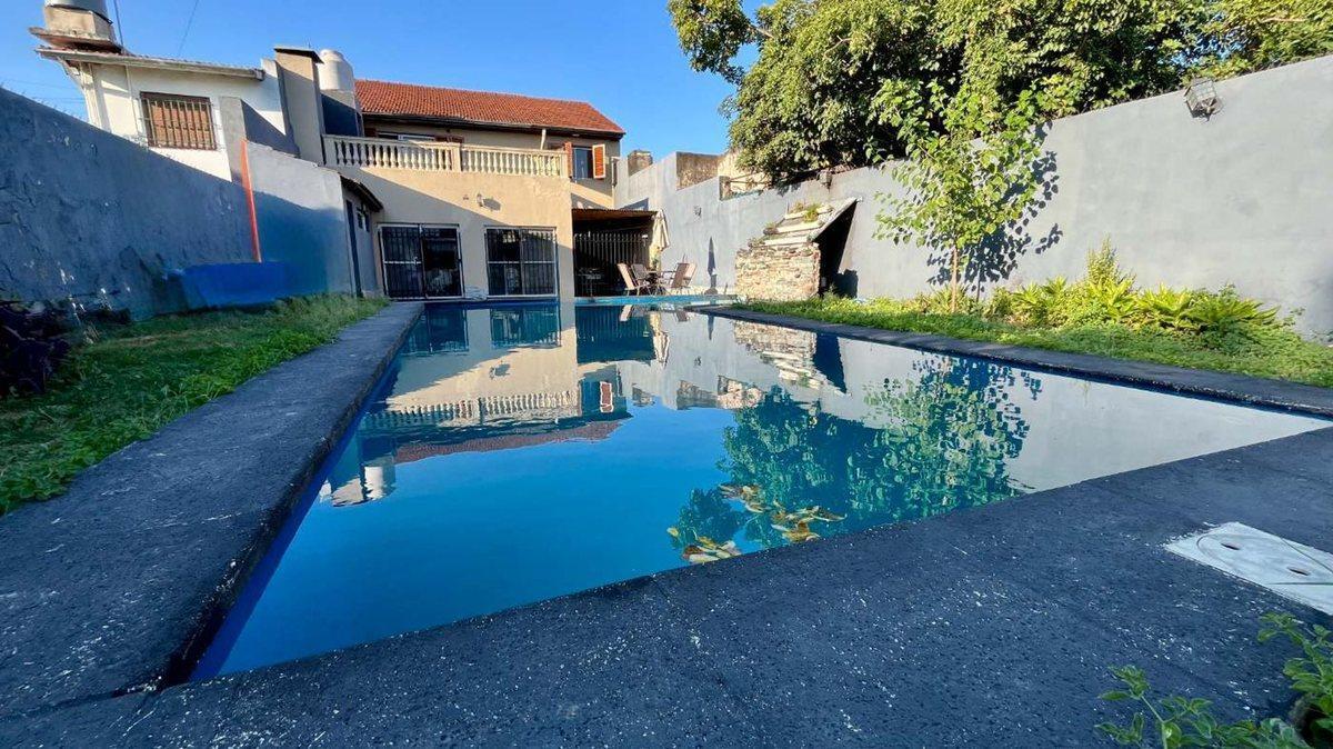 Foto de CASA CINCO AMBIENTES EN VENTA TEMPERLEY CON JARDIN, imagen 1