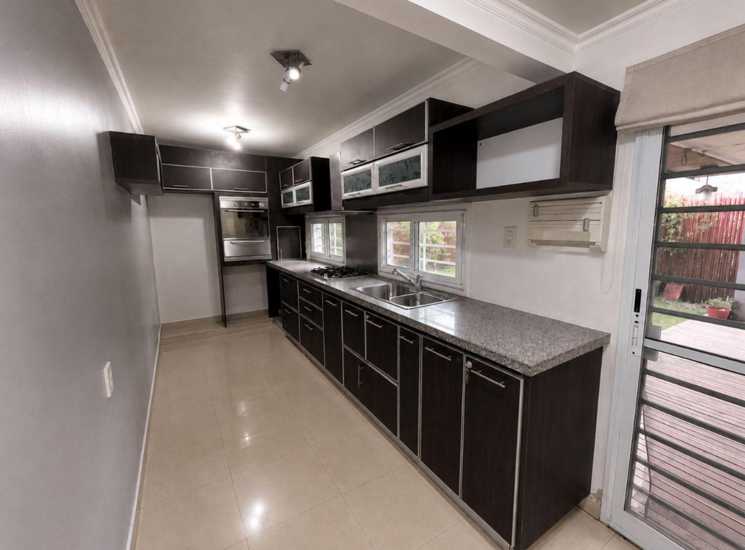 Foto de Casa de 5 ambientes en venta en Banfield c/ pileta, imagen 2