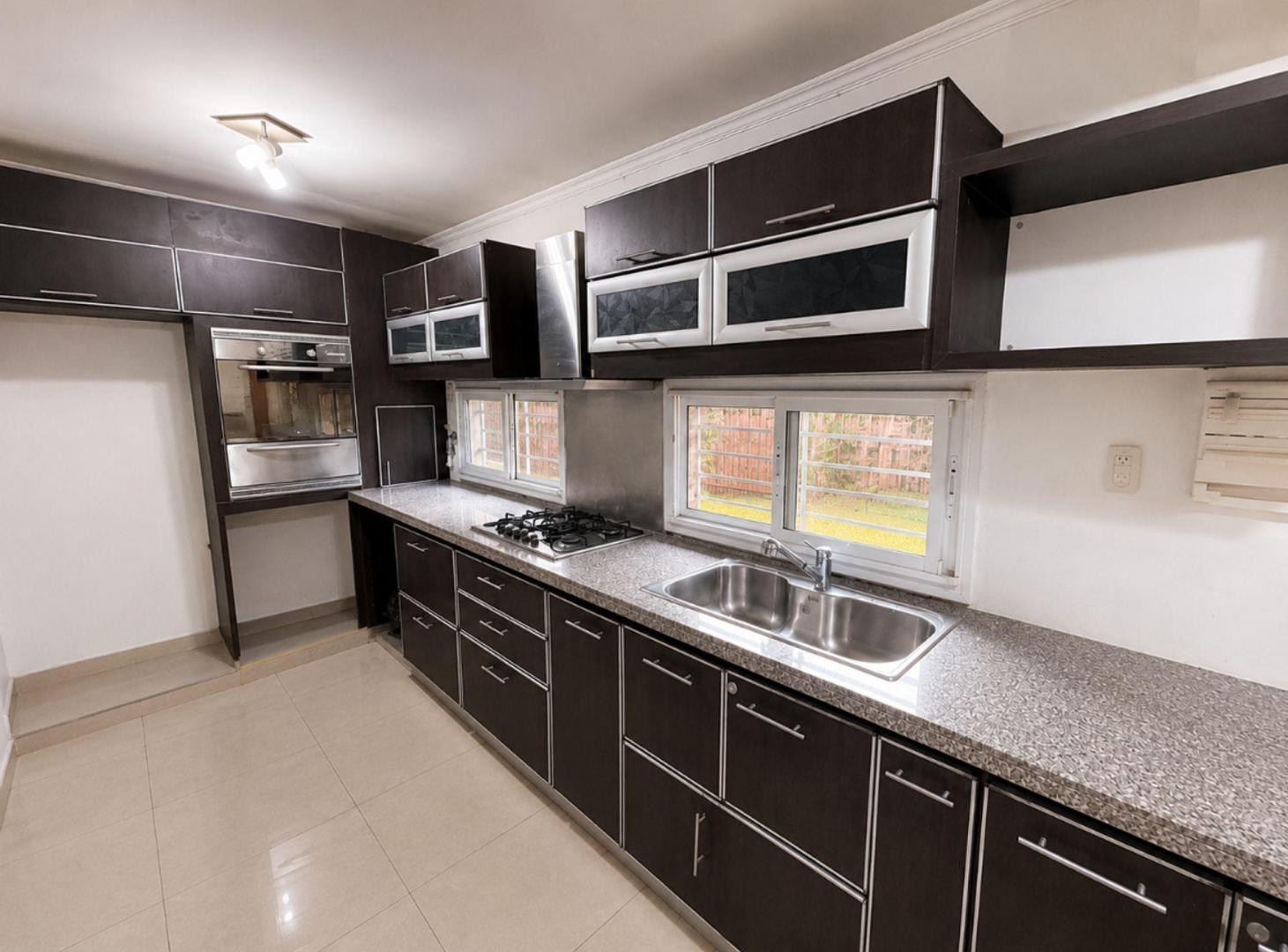 Foto de Casa de 5 ambientes en venta en Banfield c/ pileta, imagen 4